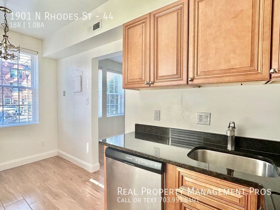 1901 N Rhodes St #44 - Photo 6 of 14