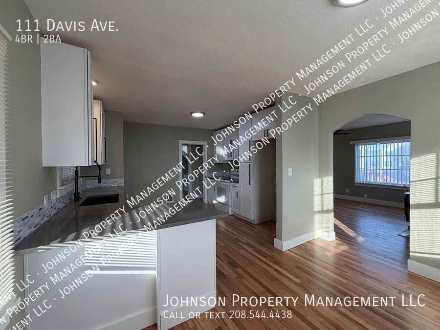 111 Davis Ave - Photo 2 of 21