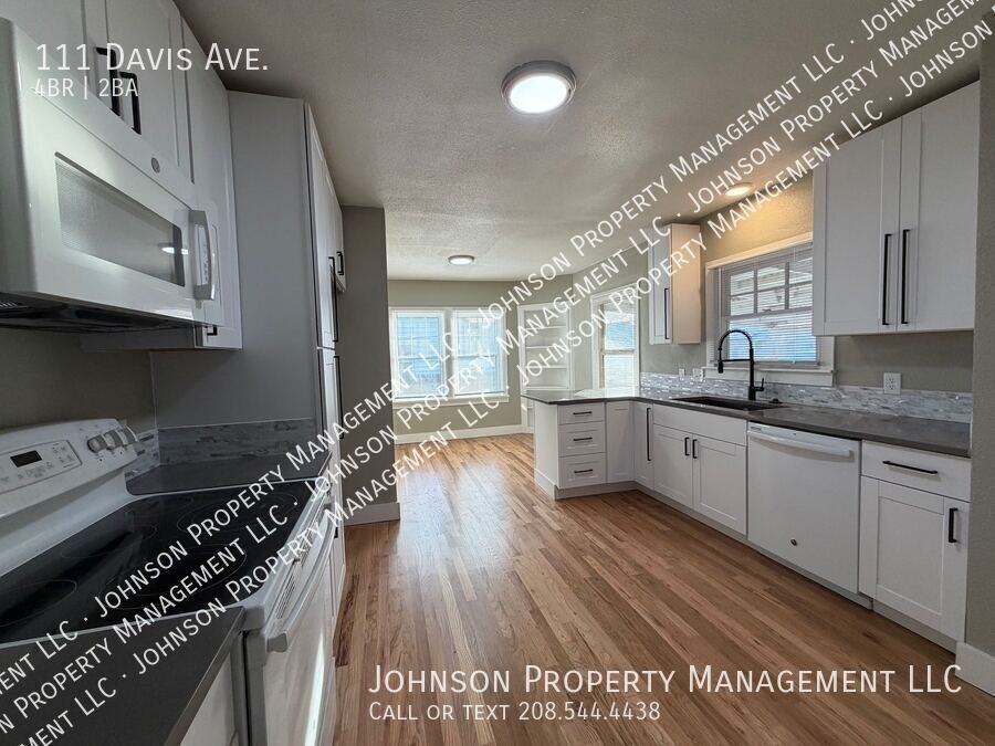 111 Davis Ave - Photo 4 of 21