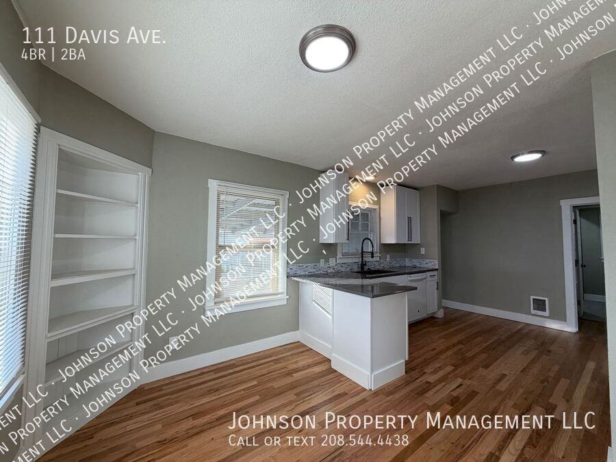 111 Davis Ave - Photo 5 of 21