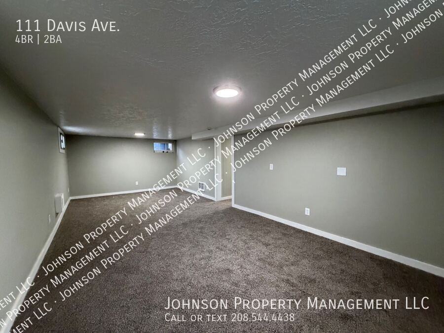 111 Davis Ave - Photo 6 of 21