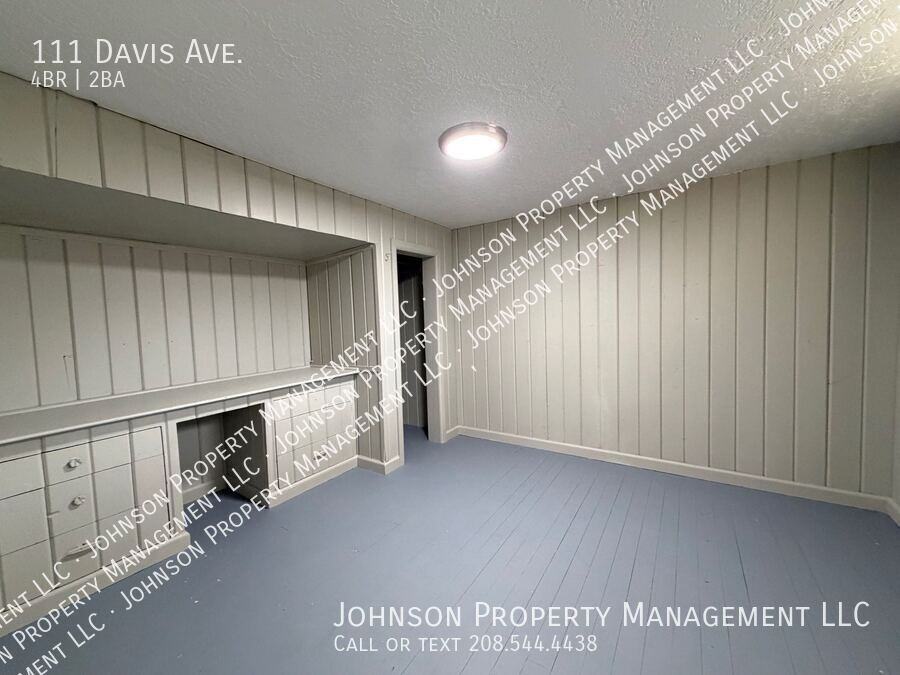 111 Davis Ave - Photo 7 of 21