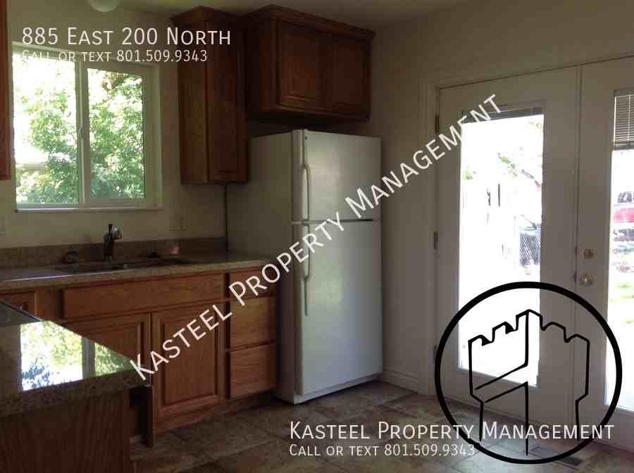 885 E 200 N - Photo 2 of 10