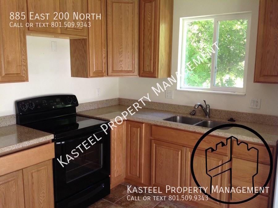 885 E 200 N - Photo 3 of 10