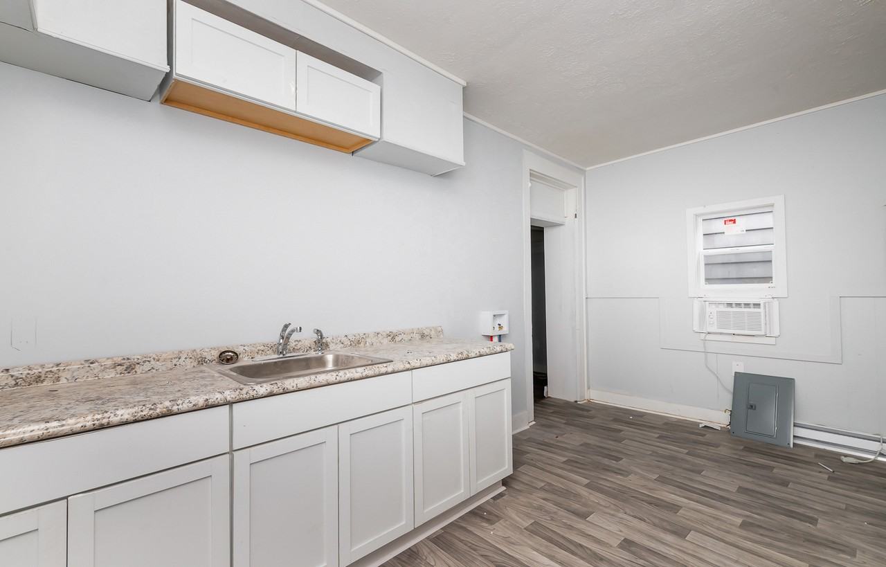 1721 W Oak St - Photo 2 of 14