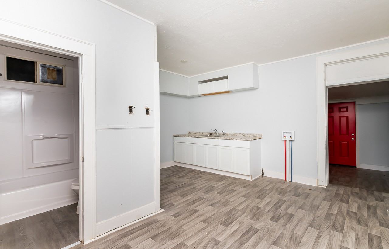 1721 W Oak St - Photo 4 of 14