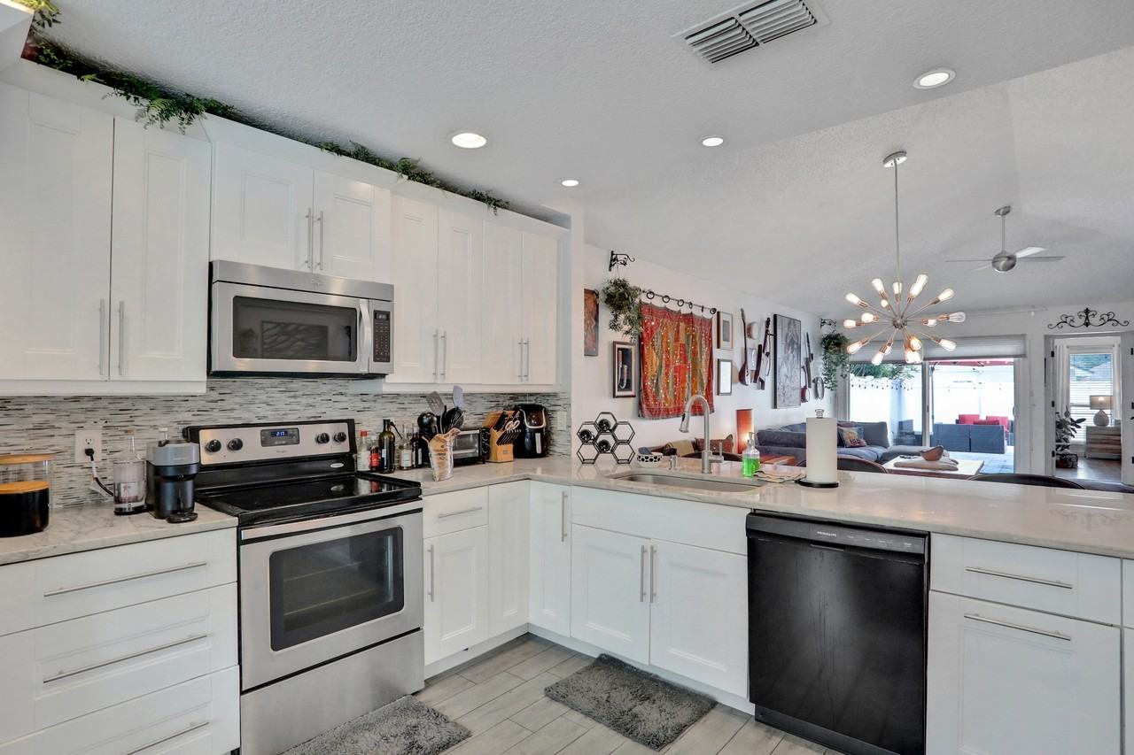 1709 Ashmore Green Dr - Photo 2 of 35