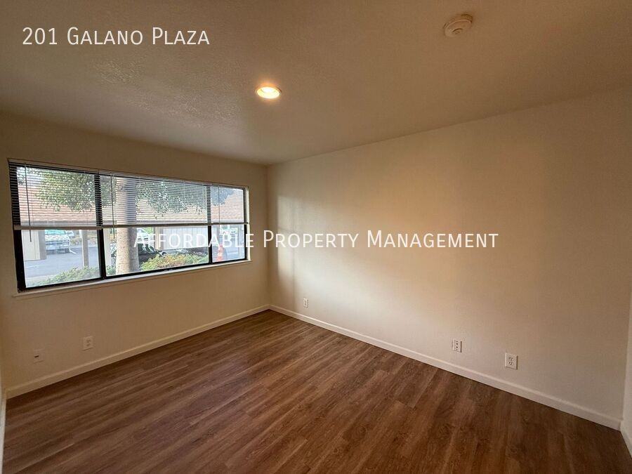 201 Galano Plz - Photo 7 of 17