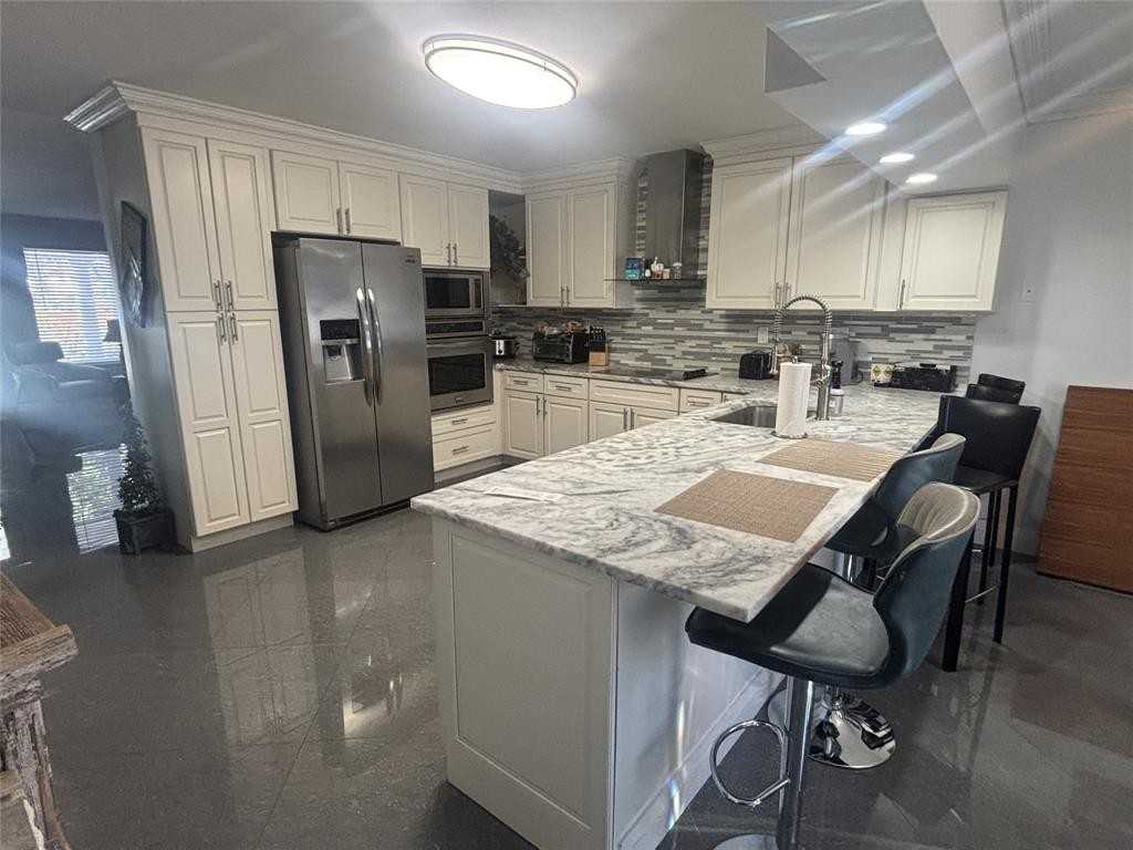 2820 Ne 49th St #2820 - Photo 2 of 9