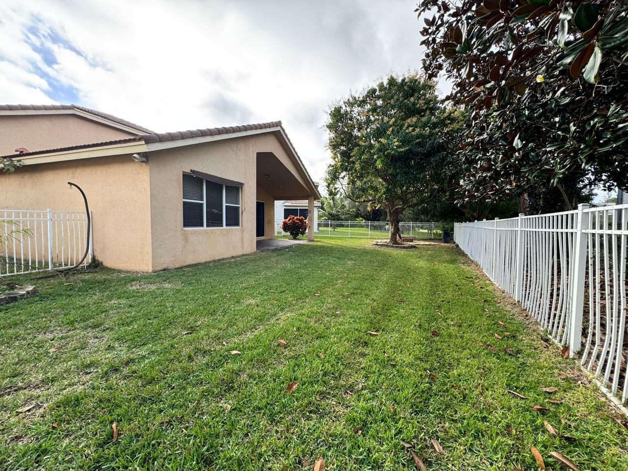 4910 Se Askew Ave #4910 - Photo 4 of 49