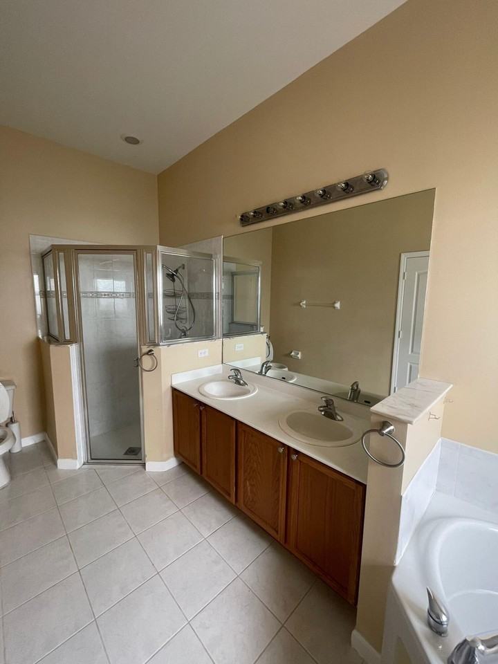 114 Canterbury Pl #114 - Photo 3 of 20