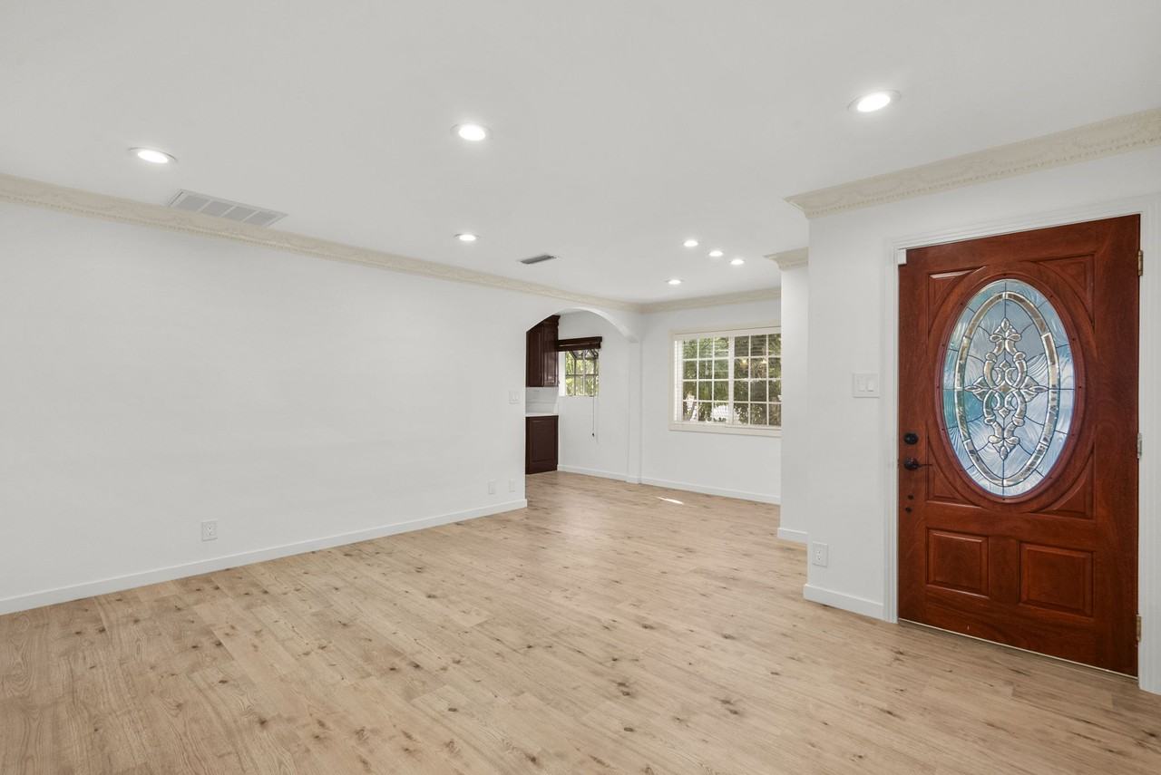 18621 Bryant St - Photo 7 of 42