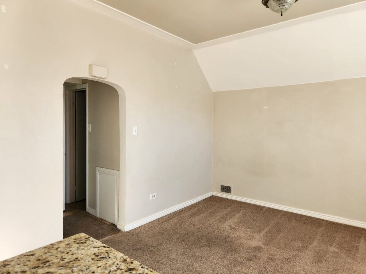 135 W Irvington Pl #3 - Photo 3 of 8