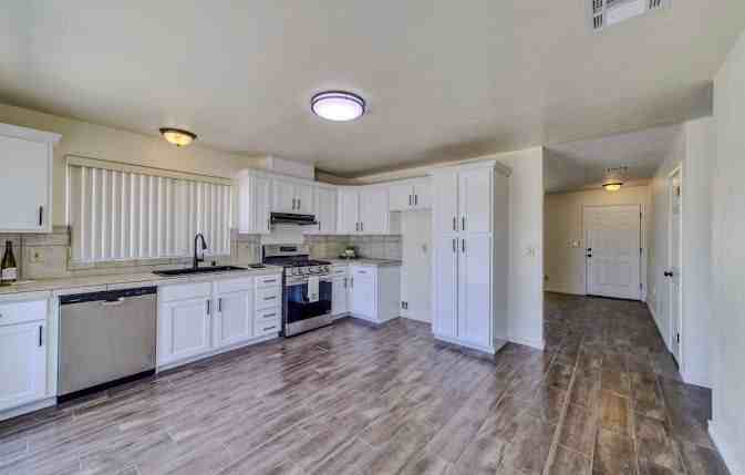 931 Holly St - Photo 4 of 4