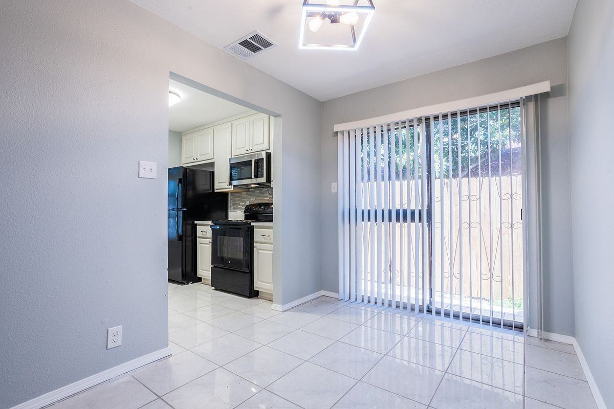 5275 Meadow Rise St - Photo 7 of 27