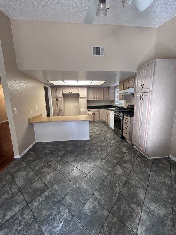 1053 N Wisteria Ave - Photo 4 of 7