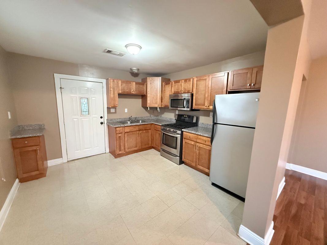 2560 Madrid St - Photo 4 of 11