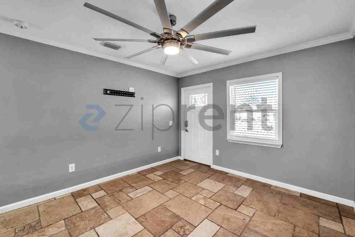 508 Garden Dr N - Photo 5 of 22