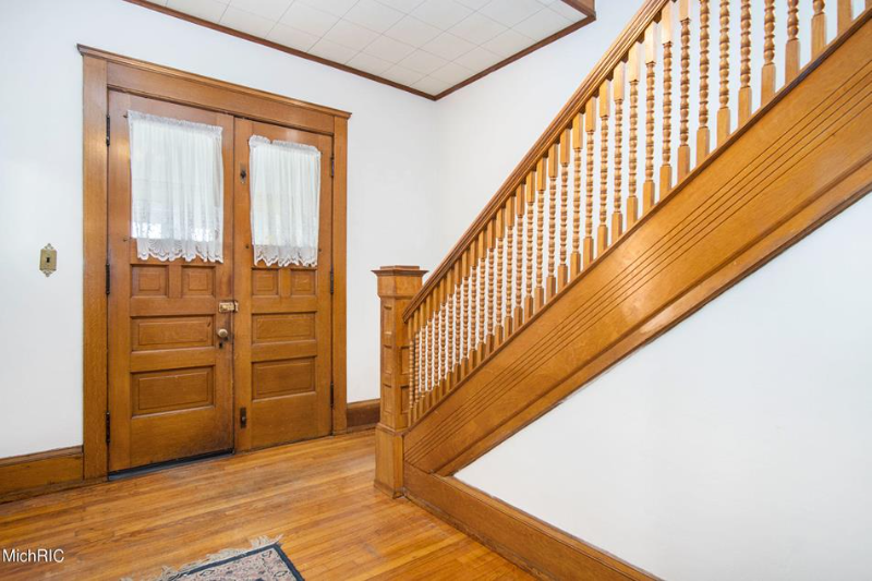 307 Lincoln St - Photo 2 of 9