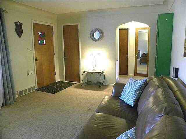 2843 Castleton Avenue - Photo 3 of 14