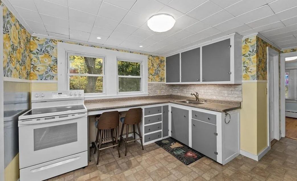 264 Centre St - Photo 2 of 11