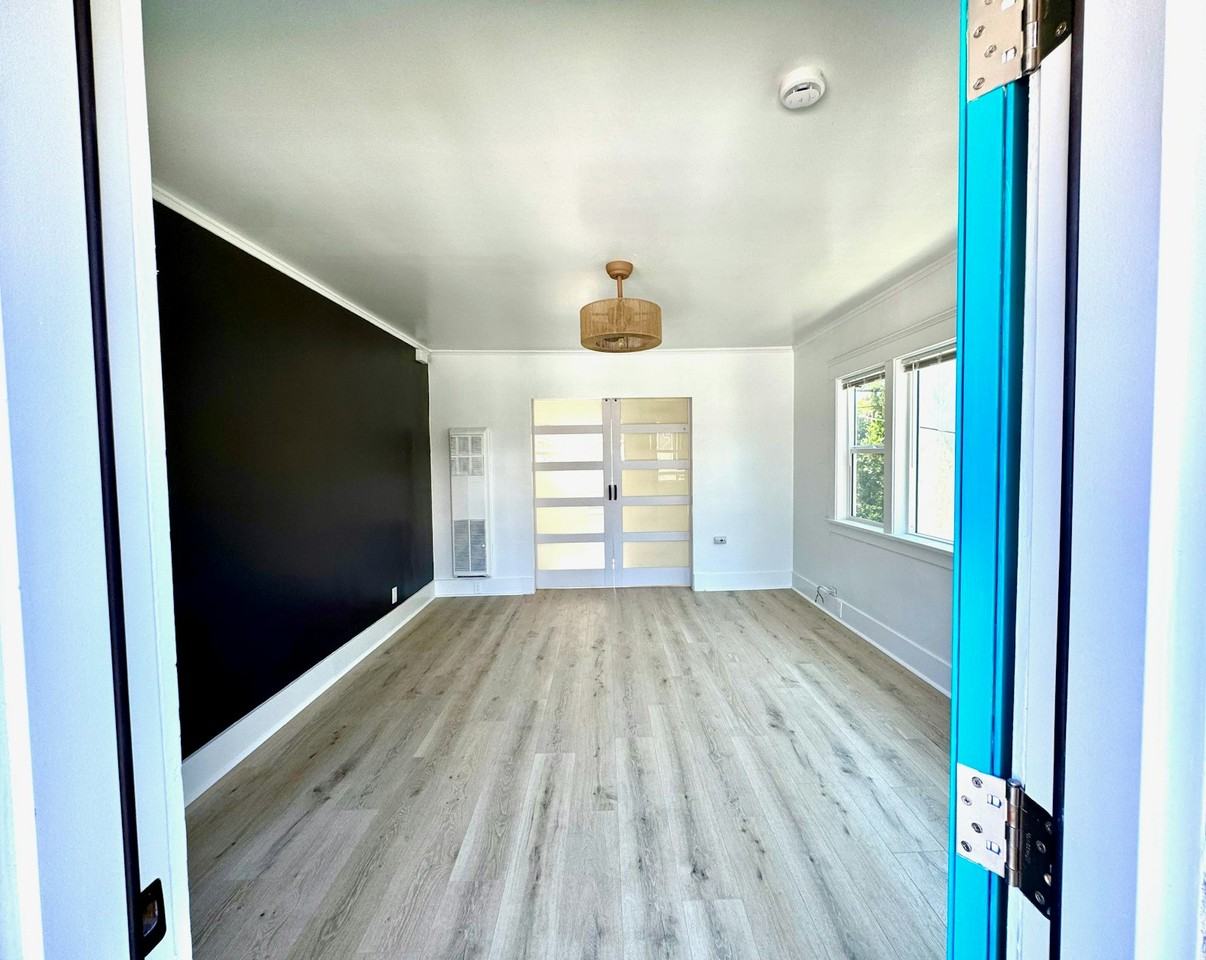 279 Redondo Avenue, Unit 279 Redondo Unit B - Photo 4 of 15