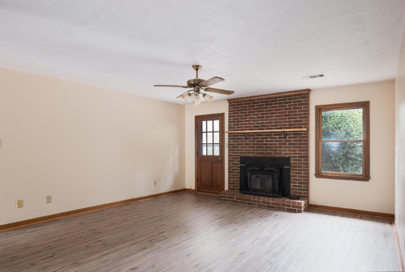 1190 Duncan Rd - Photo 4 of 19