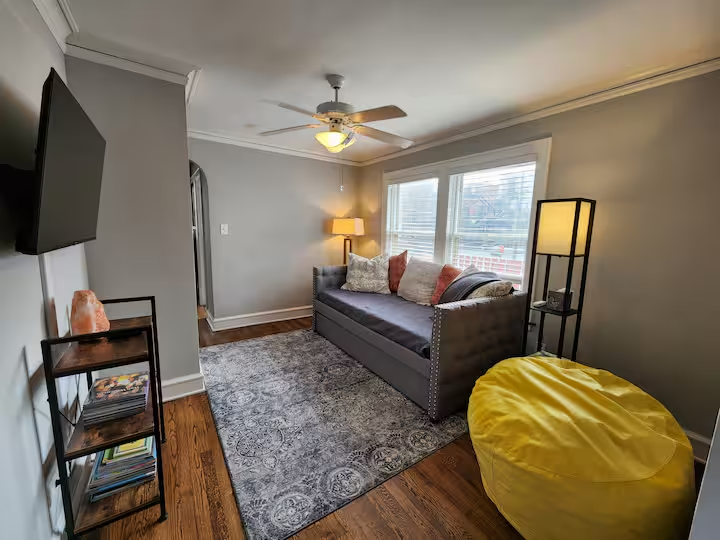 3729 N Seminary Ave - Photo 3 of 10