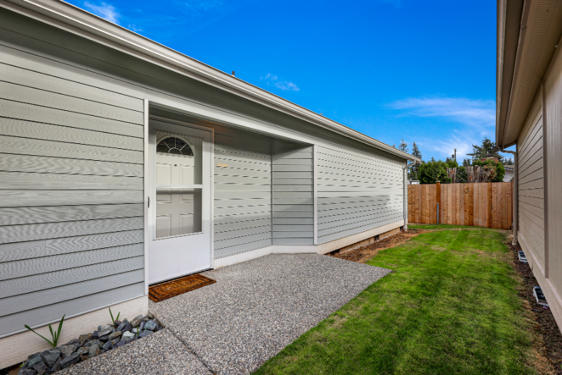 9309 45th Dr Ne - Photo 2 of 8