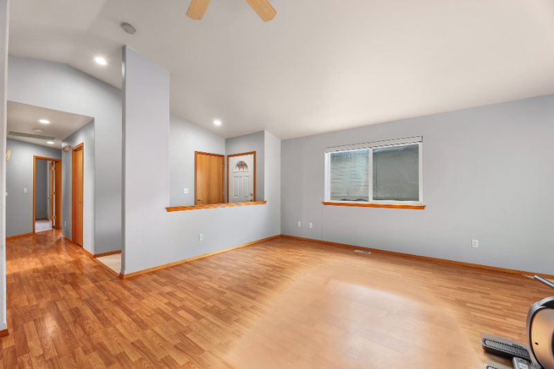 9309 45th Dr Ne - Photo 5 of 8