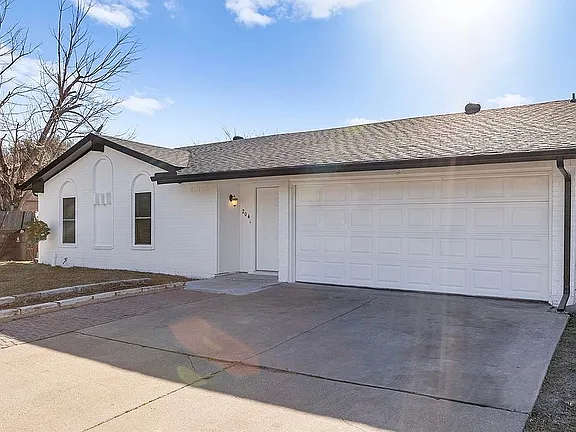 204 Pebblebrook St - Photo 2 of 19