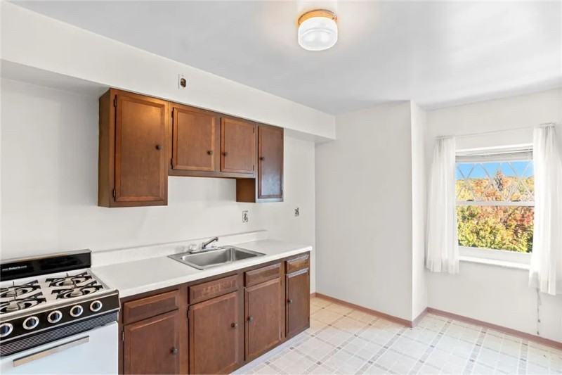 3437 Parkview Ave - Photo 5 of 14