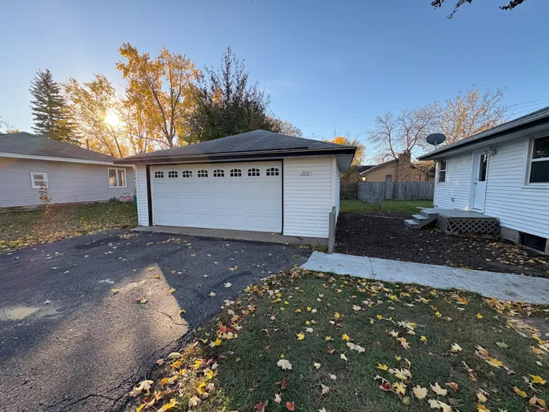 1011 64th Ave Ne - Photo 2 of 12