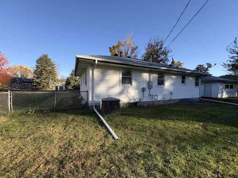 1011 64th Ave Ne - Photo 3 of 12