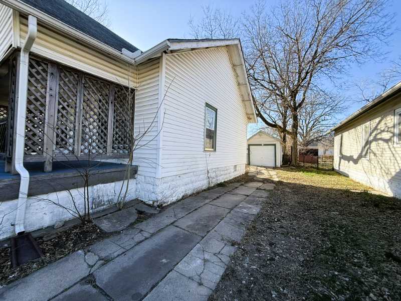 1739 S Water St - Photo 2 of 12