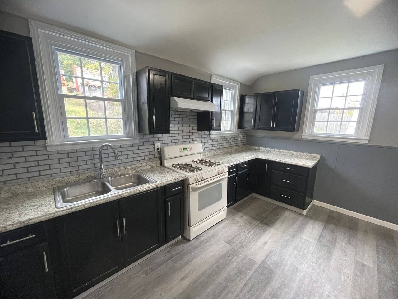 1044 Delaware Ave - Photo 3 of 15