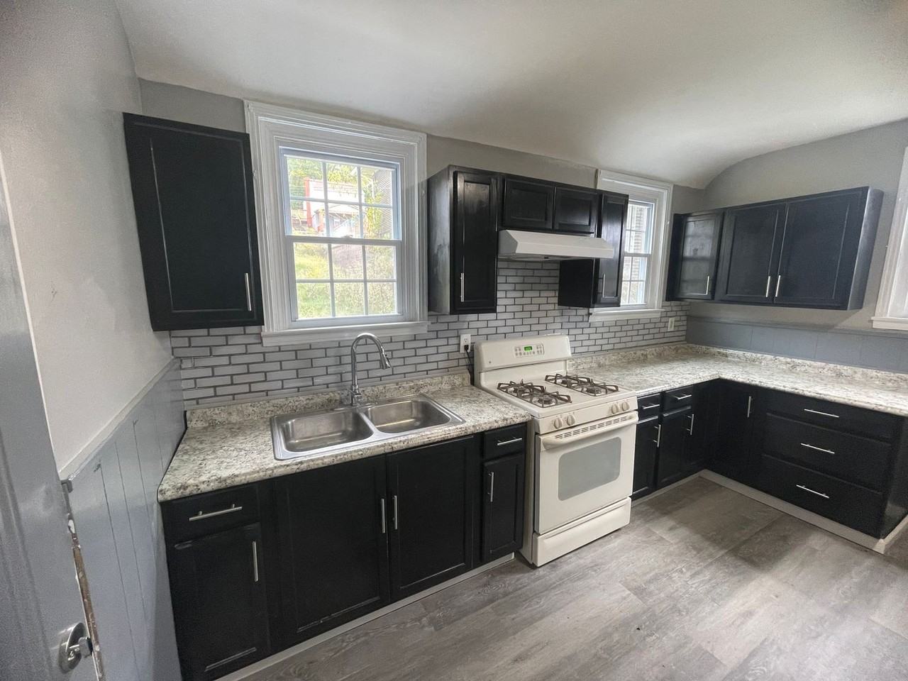 1044 Delaware Ave - Photo 4 of 15