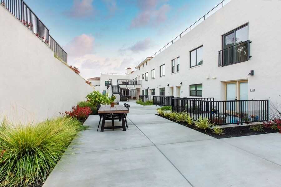 4690 Tompkins Avenue - Photo 6 of 50