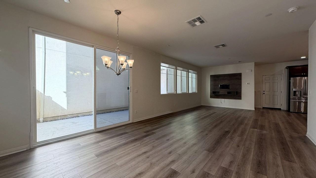 646 S Brampton Ave - Photo 5 of 37