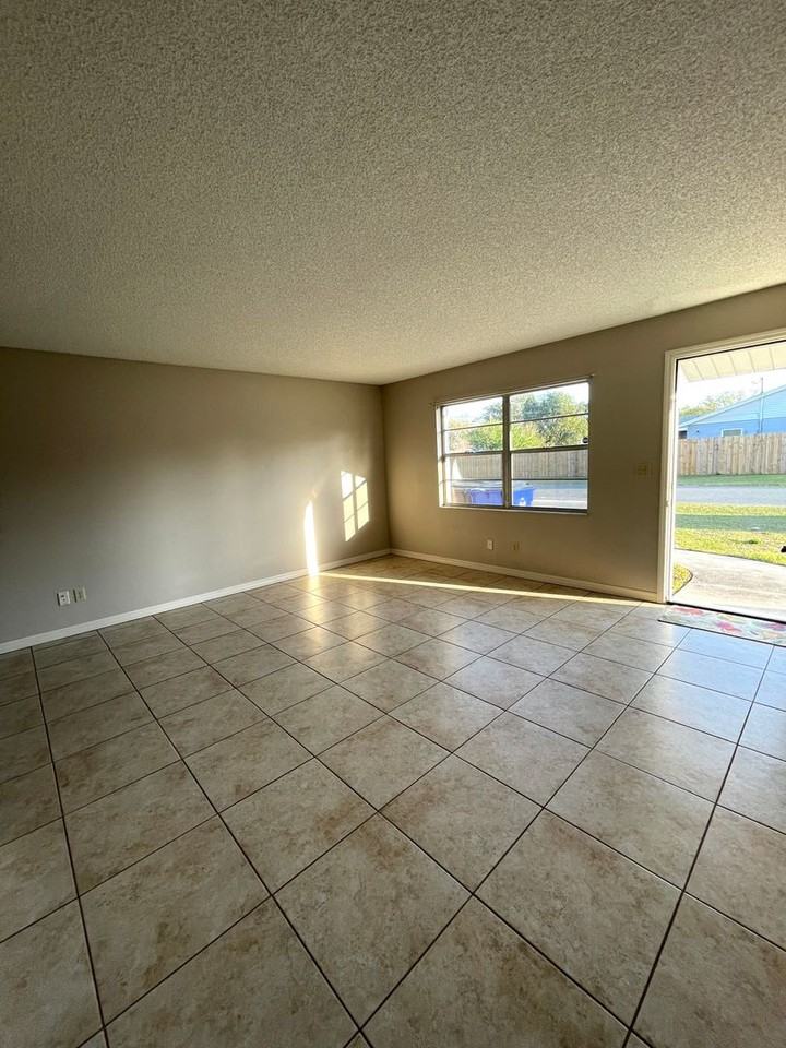 2552 6th St - Photo 2 of 11