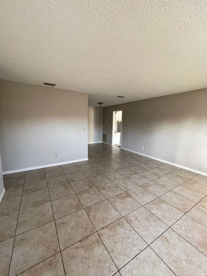 2552 6th St - Photo 3 of 11