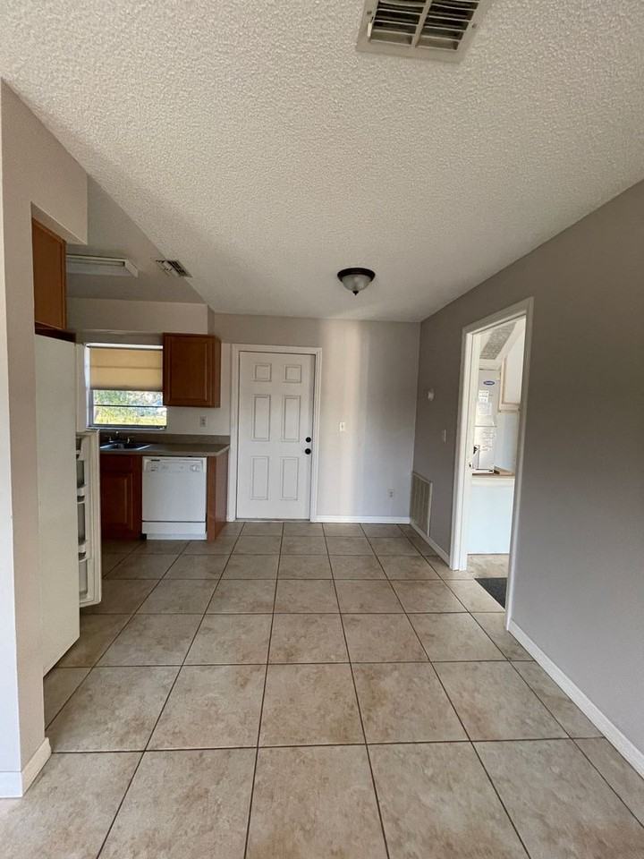 2552 6th St - Photo 4 of 11