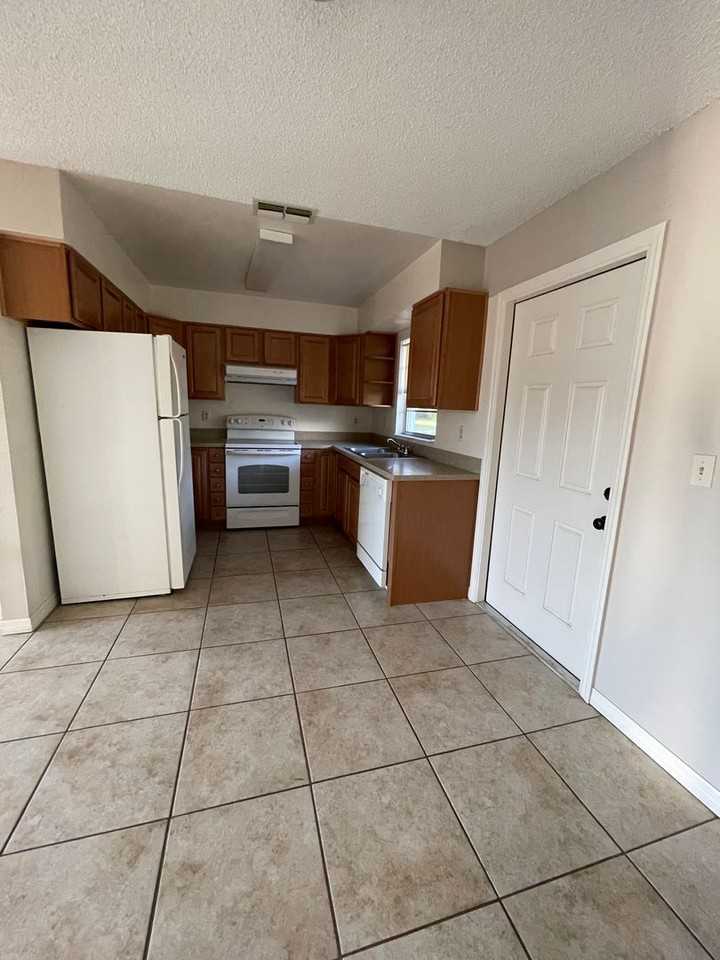 2552 6th St - Photo 5 of 11