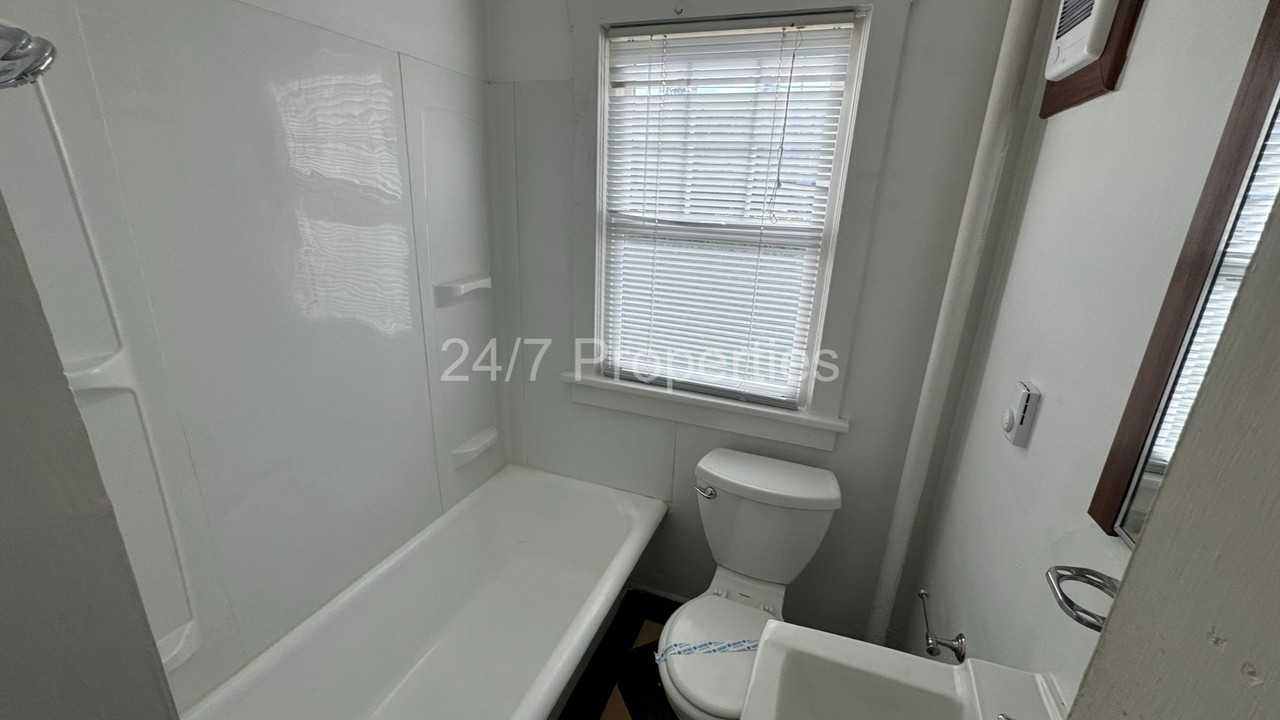 2912 Se Madison St - Photo 6 of 9