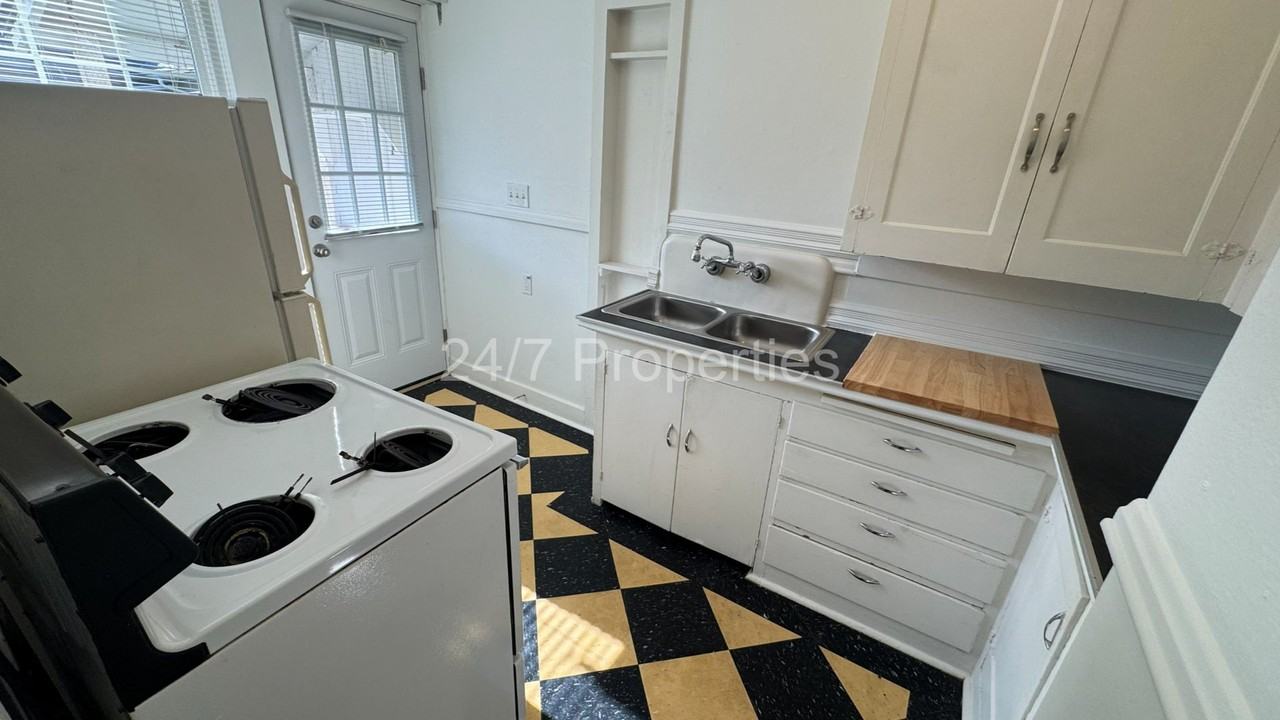 2912 Se Madison St - Photo 7 of 9