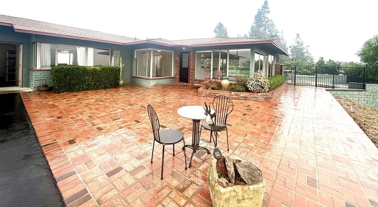 330 W Gladstone St - Photo 3 of 37