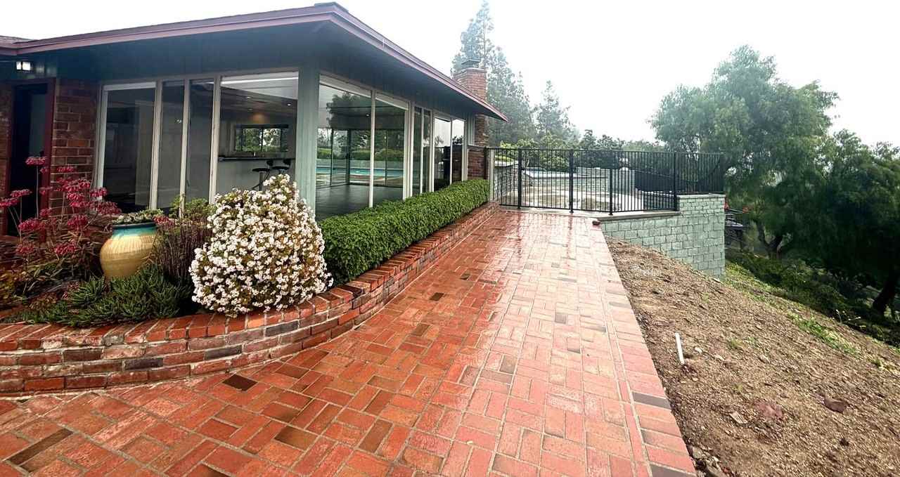 330 W Gladstone St - Photo 4 of 37