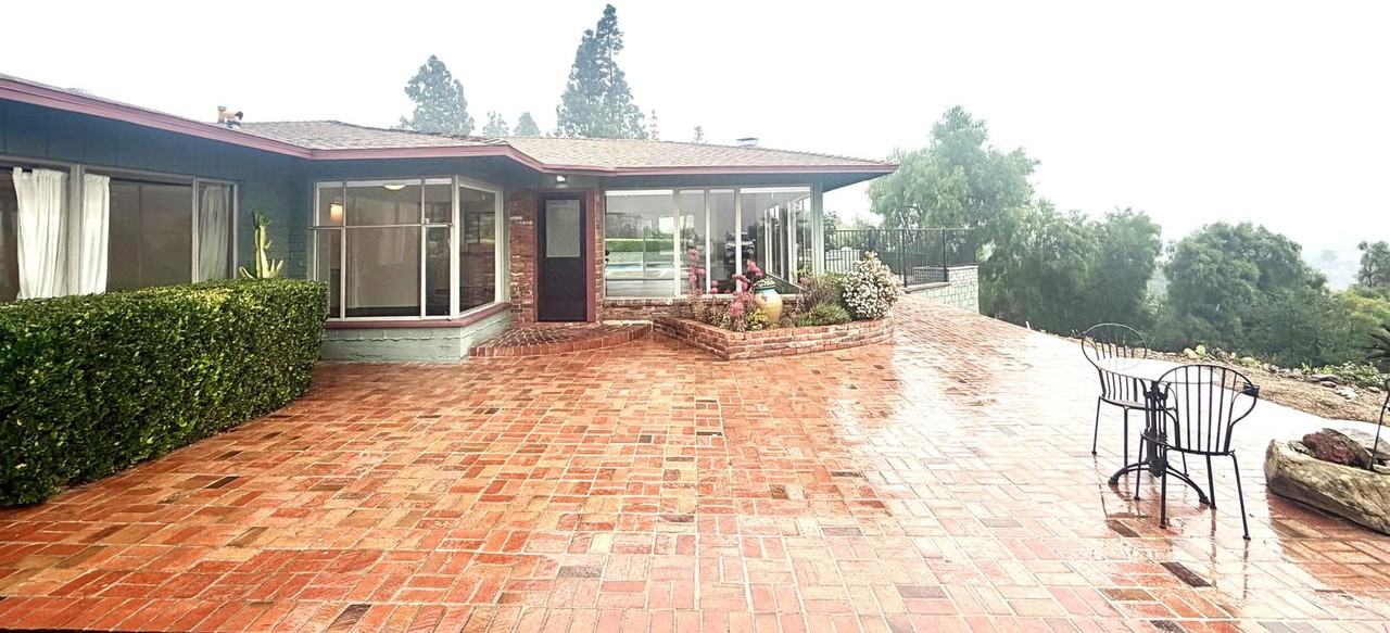 330 W Gladstone St - Photo 5 of 37