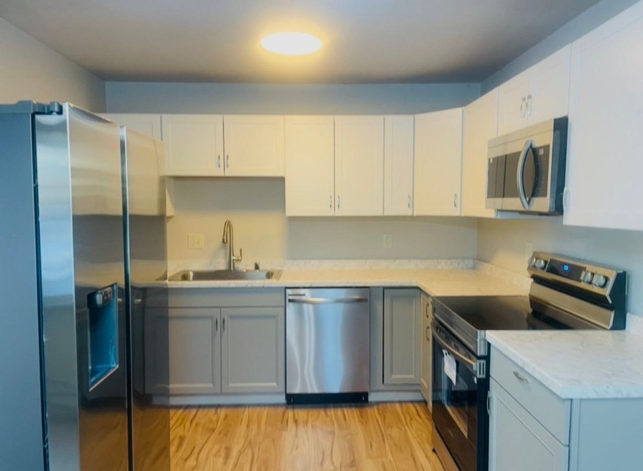 2718 Lee St #B - Photo 5 of 15