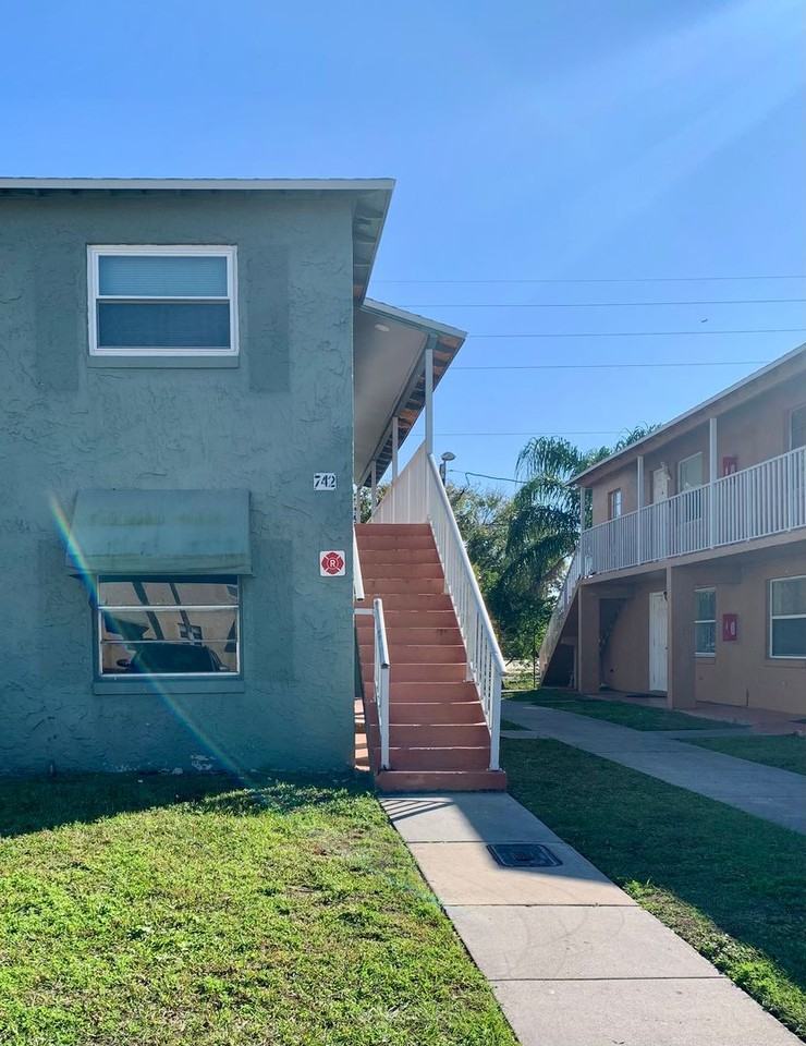 742 Michigan Ct - Photo 2 of 13